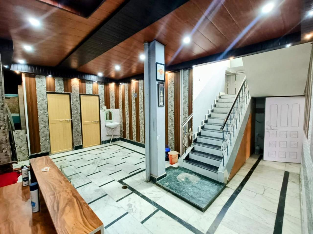 ורנאסי Mohit Paying Guest House מראה חיצוני תמונה