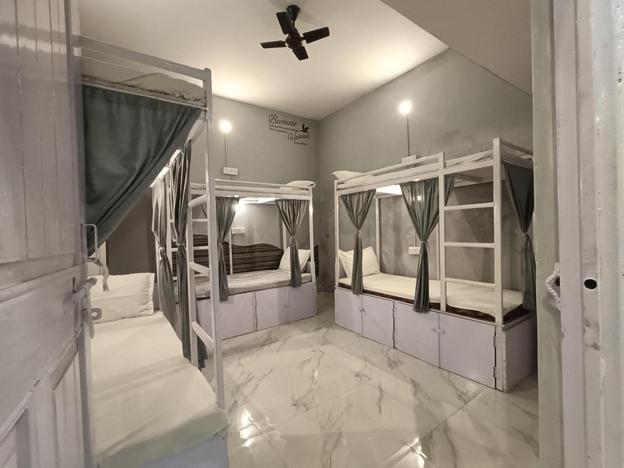 ורנאסי Mohit Paying Guest House מראה חיצוני תמונה